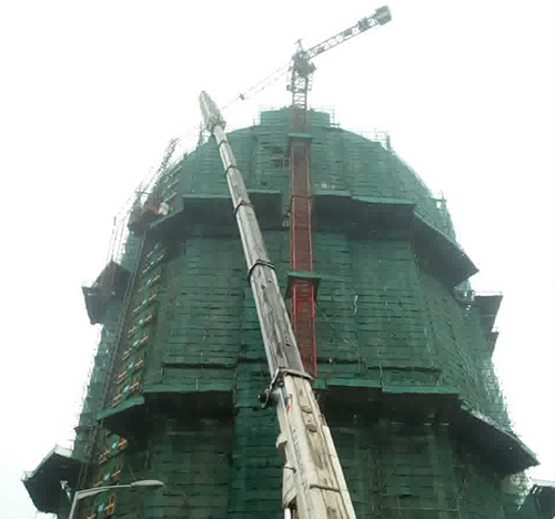 宣城吊车在工地上作业